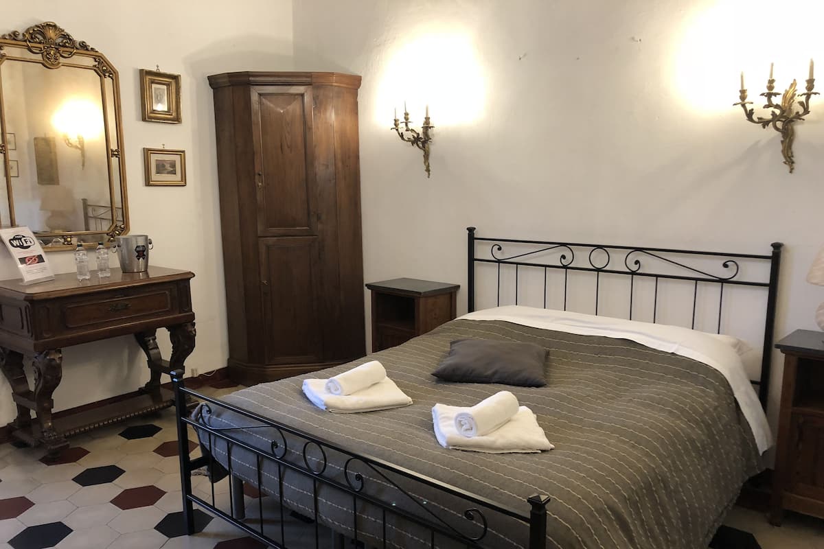 Double Room, Shared Bathroom | Desk, soundproofing, free WiFi, bed sheets