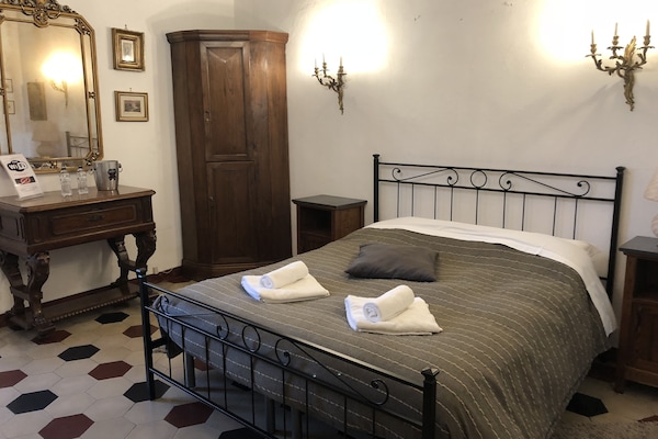 Habitación doble, baño compartido | Escritorio, sistema de insonorización, wifi gratis y ropa de cama