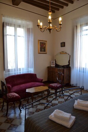 Desk, soundproofing, free WiFi, bed sheets - Time Out (Pisa)