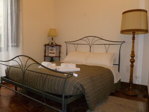 مكتب وتجهيزات عازلة للصوت وواي فاي مجانًا وملاءات أسرّة