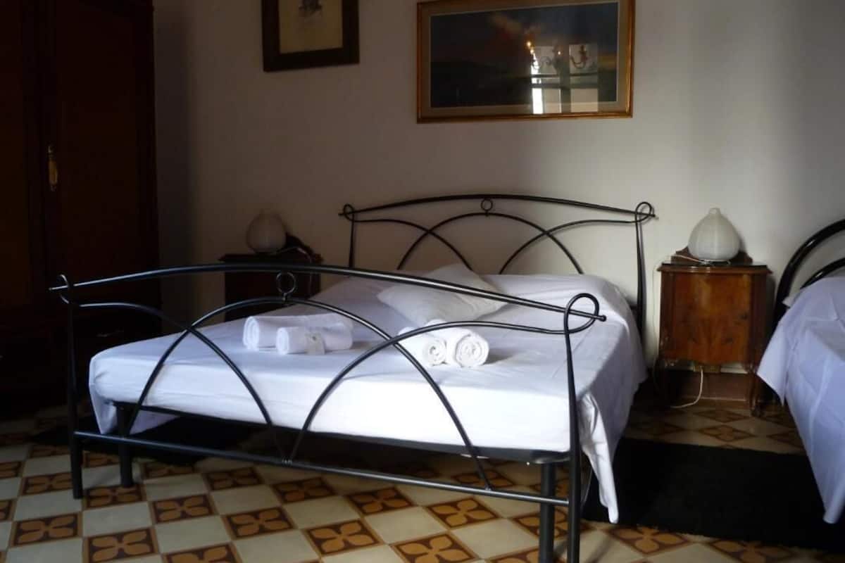 Single Room, Shared Bathroom | In-room dining