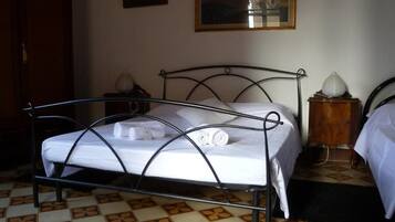 Single Room, Shared Bathroom | In-room dining