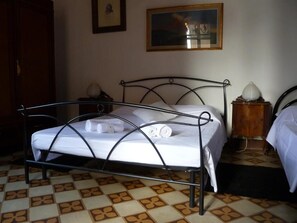 Single Room, Shared Bathroom | In-room dining - Time Out (Pisa)
