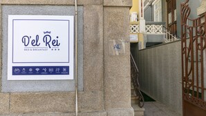 A sign for 'Del Rei Bed & Breakfast' with icons indicating amenities like Wi-Fi, bike storage, and a shower. - D' El Rei B&B (Matosinhos)