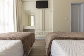 Twin Room | Free cribs/infant beds, free WiFi - D' El Rei B&B (Matosinhos)