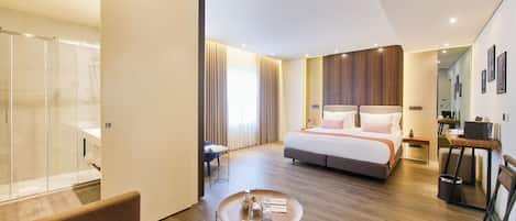 Kamar Double atau Twin Deluks | Seprai premium, selimut bulu angsa, minibar, dan brankas