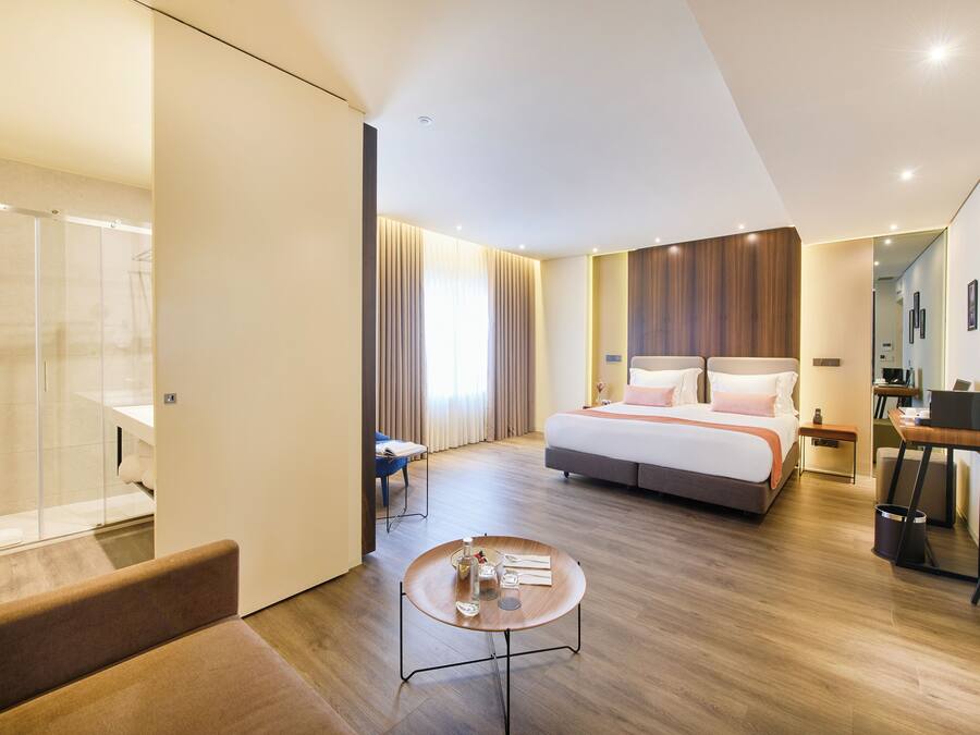 Kamar Double atau Twin Deluks | Seprai premium, selimut bulu angsa, minibar, dan brankas