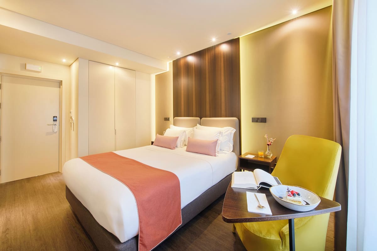 Premium bedding, down duvets, minibar, in-room safe