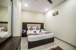 Desk, soundproofing, rollaway beds, free WiFi
