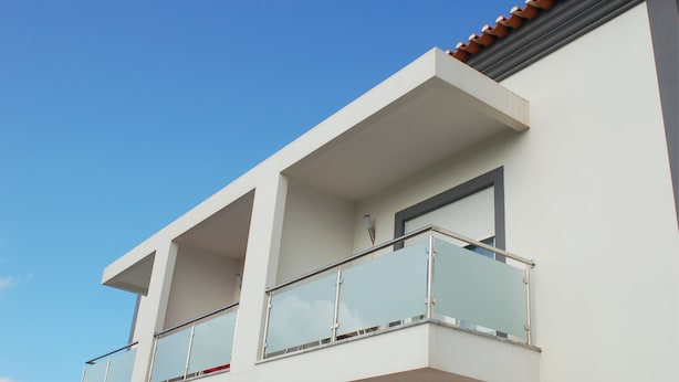 A modern building with a balcony and a window. - Hotel Baleal Spot (Peniche)