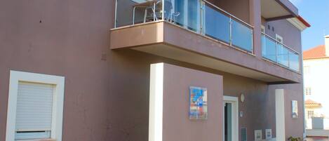 Un bâtiment à deux étages doté d’un balcon, d’une porte et d’une fenêtre.