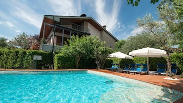 Piscina stagionale all'aperto, ombrelloni da piscina, lettini