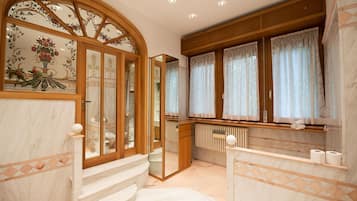 Suite de lujo, hidromasaje (private entrance) | Tina de hidromasaje