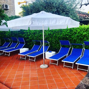 Seasonal outdoor pool, pool umbrellas, pool loungers - B&B Family First (Capriate San Gervasio)