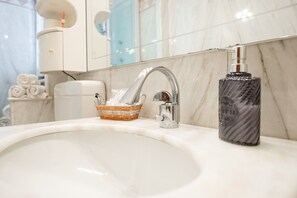 Deluxe Room, Private Bathroom (private entrance) | Bathroom | Free toiletries, hair dryer, towels