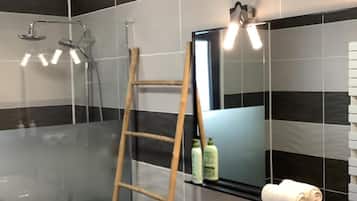 Shower, rainfall showerhead, free toiletries, hair dryer