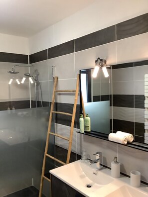 Dusche, Regendusche, kostenlose Toilettenartikel, Haartrockner