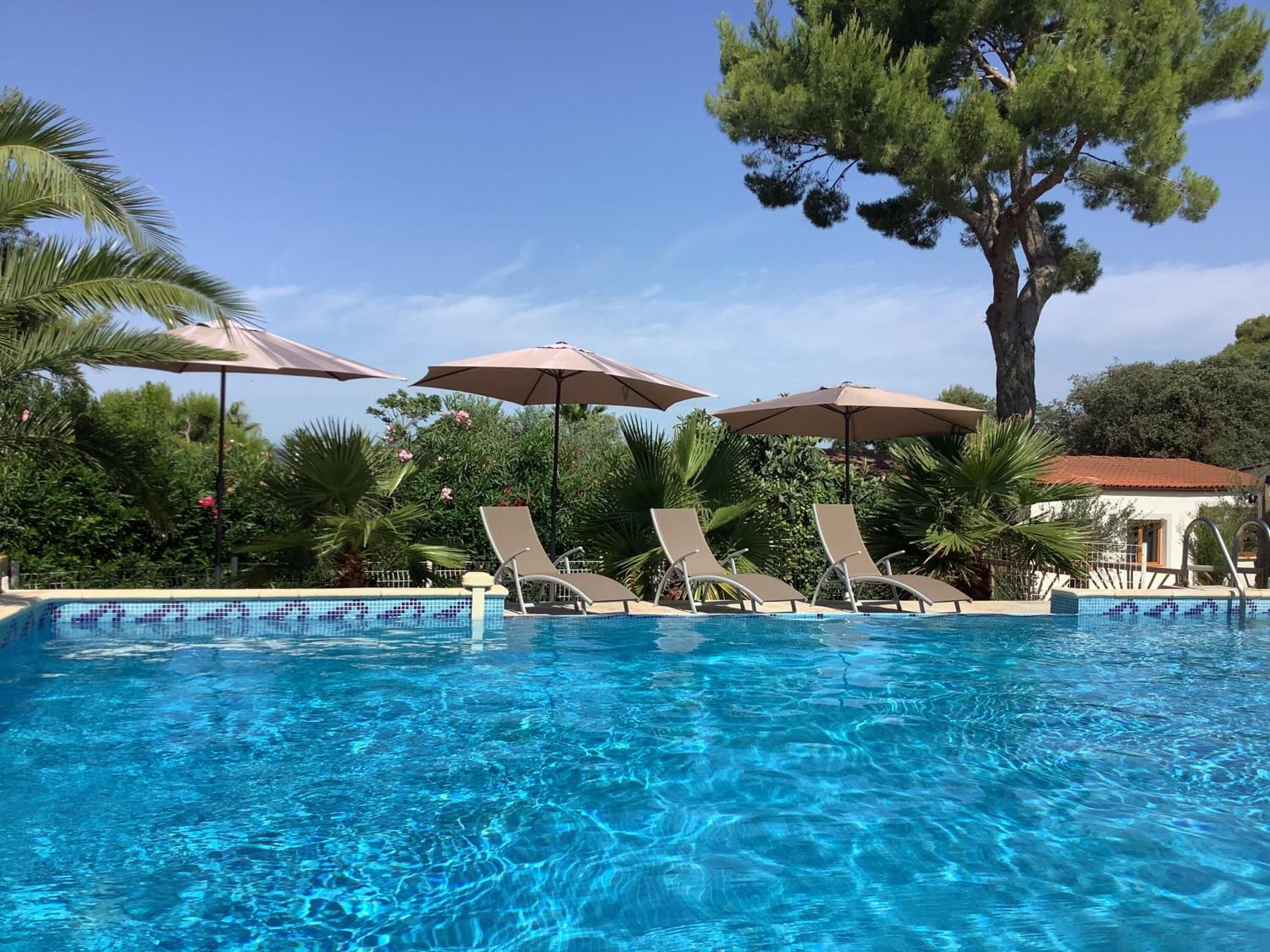 Piscine extérieure (ouverte en saison), parasols de plage