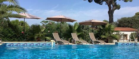 Piscina stagionale all'aperto, ombrelloni da piscina, lettini