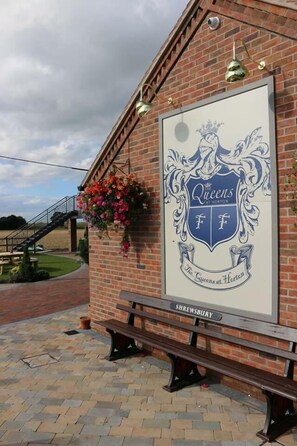 Exterior - The Queens at Horton (Telford)