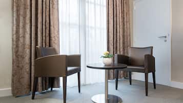 Tweepersoonskamer, 1 queensize bed, niet-roken, uitzicht op tuin | Een minibar, een bureau, verduisterende gordijnen, geluiddichte muren