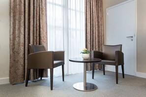 Double Room, 1 Queen Bed, Non Smoking, Garden View | Minibar, desk, blackout drapes, soundproofing - Hotel Boomgaard (Lanaken)