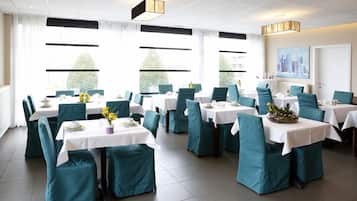 Se ofrece un desayuno bufé todos los días (20 EUR por persona)