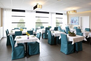 Desayuno buffet diario (EUR 20 por persona)