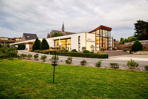 Fachada de la propiedad por la tarde o noche