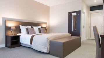 Habitación doble, 1 cama de matrimonio, no fumadores, vistas al jardín | Minibar, escritorio, cortinas opacas y sistema de insonorización