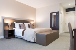 Minibar, escritorio, cortinas blackout y sistema de insonorización 