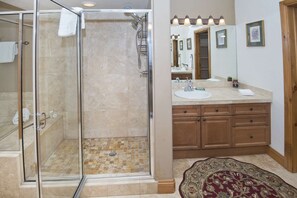 Townhome, 3 Bedrooms | Bathroom | Towels, shampoo