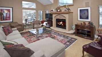 Townhome, 3 Bedrooms | Living room | Smart TV