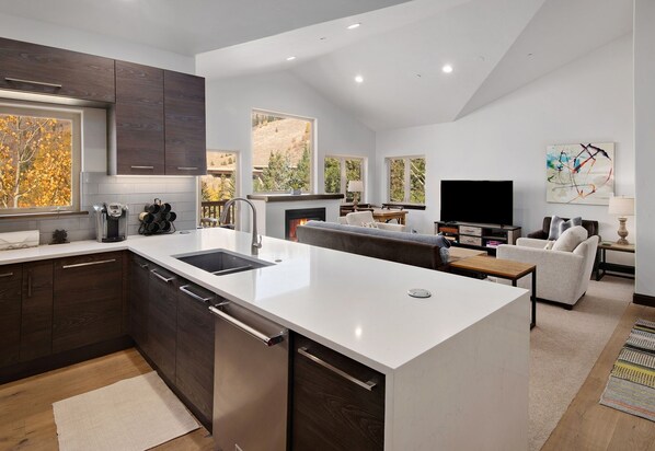 Condo, 3 Bedrooms | Private kitchen | Fridge, microwave, oven, dishwasher