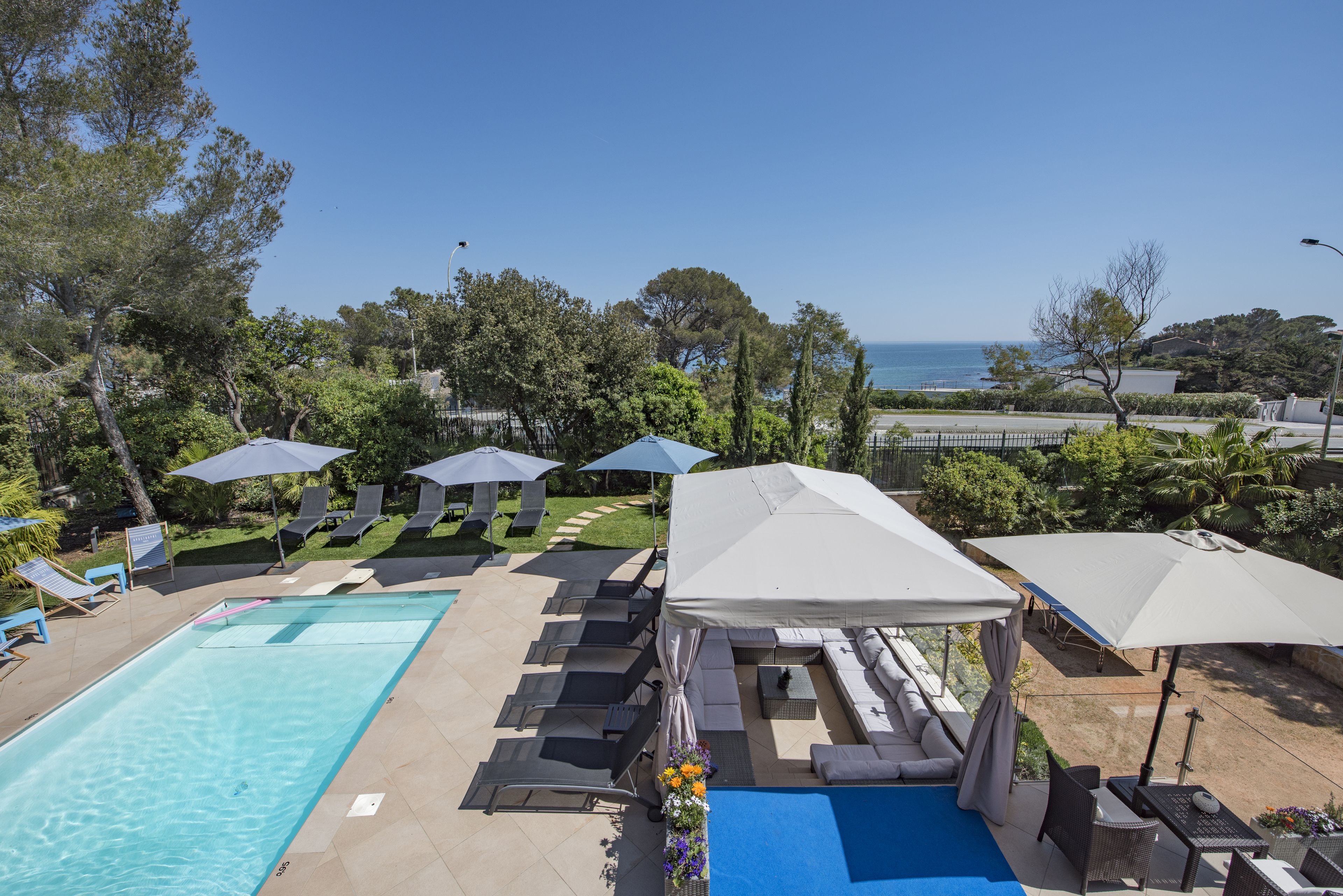 Una piscina al aire libre de temporada, sombrillas