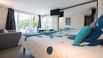 Habitación doble, 1 cama King size, vista al jardín (Calciet) | Caja de seguridad en la habitación y decoración personalizada