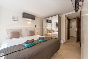 Habitación triple, terraza (Robijn) | Caja fuerte, decoración individual, mobiliario individual