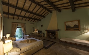 Suite superior | Escritorio, cunas, camas extra y ropa de cama