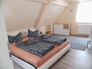 Family Suite | Living area | TV - Zum Valwiger Herrenberg (Valwig)