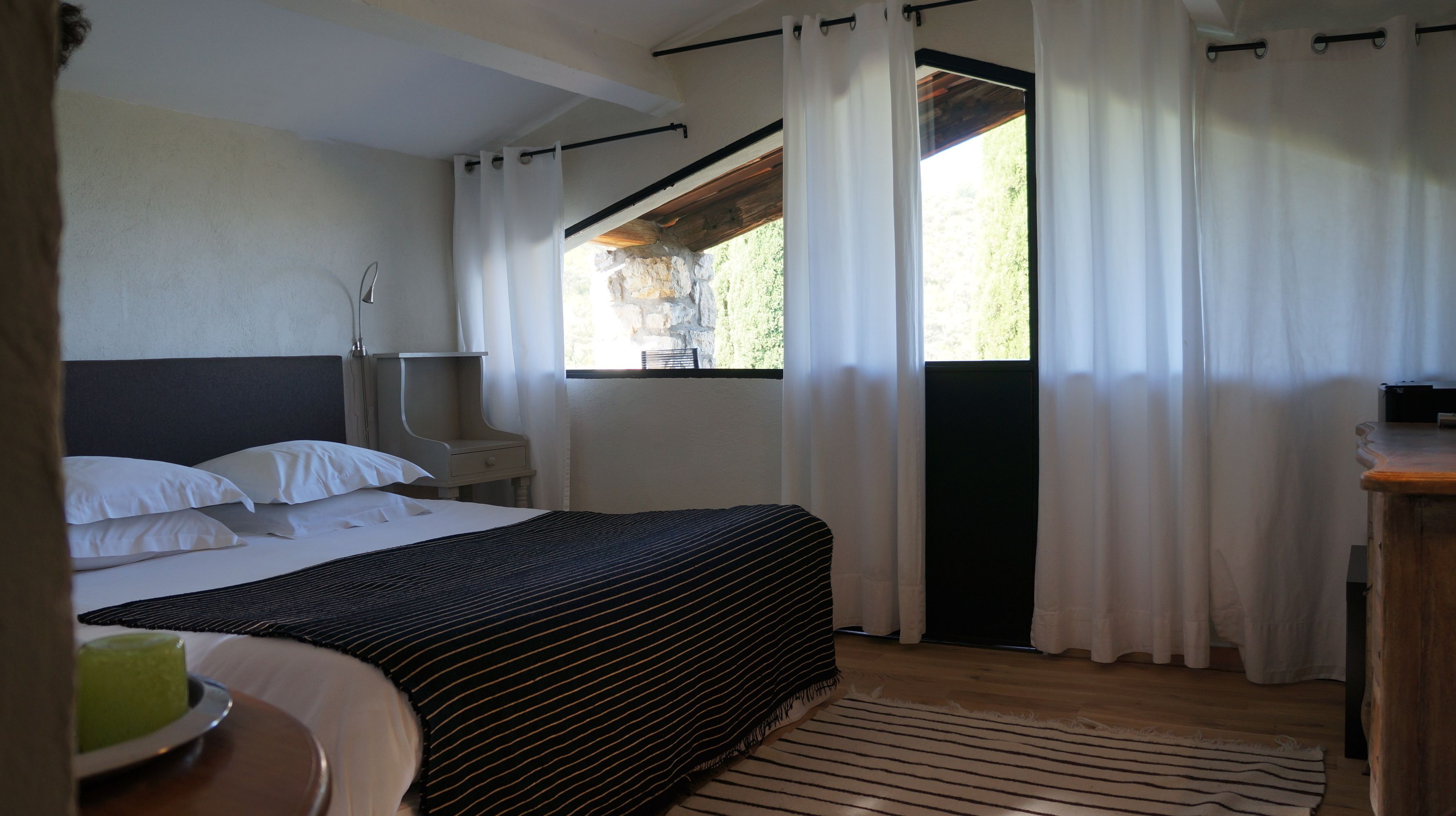 Phòng đôi (Chambre Quatre) | Két bảo mật tại phòng, trang trí khác biệt 