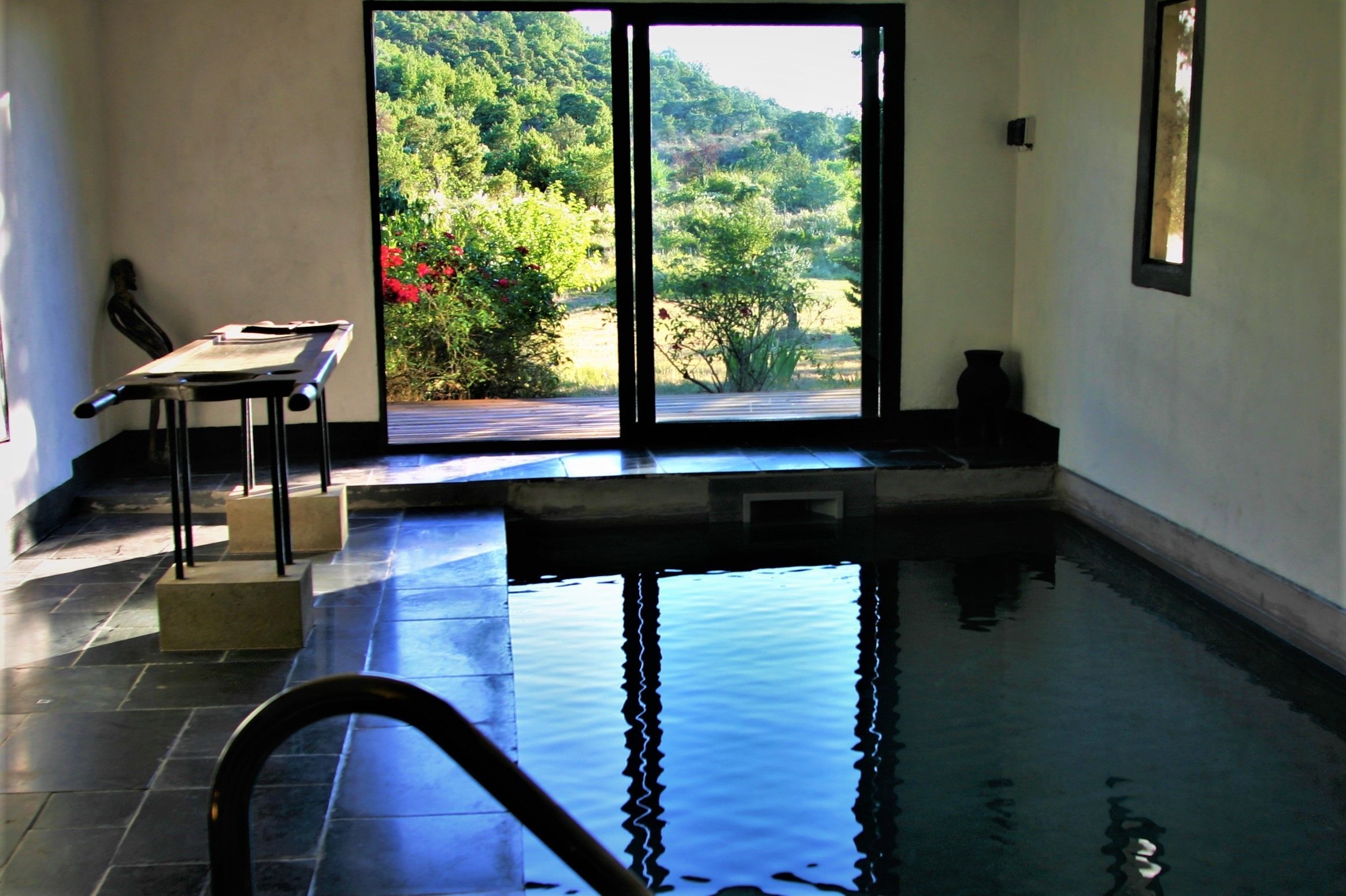 Hồ bơi trong nhà, hồ bơi ngoài trời, dù/ô trên bãi biển/hồ bơi 