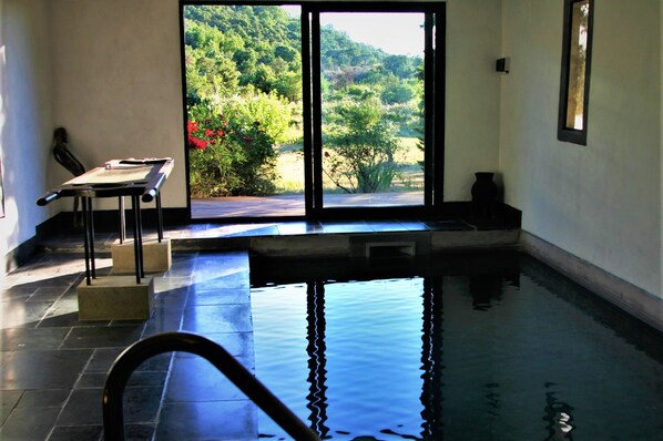 Piscine couverte, piscine extérieure, parasols de plage, chaises longues