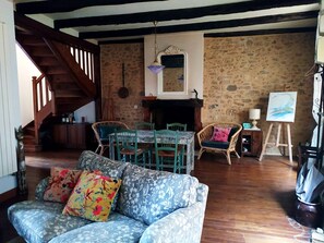 Smart-TV, Kamin, Bücher, Computerbildschirme