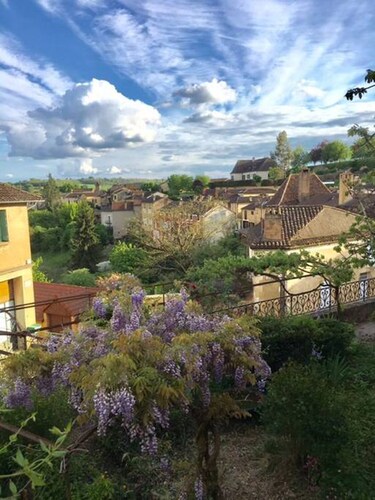 Coeur du beau village médiéval Belvès - maison de ville avec terrasse et jardin.