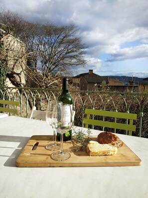 Outdoor dining - Heart of medieval beau village Belves- townhouse with terrace and garden. (Belvès)
