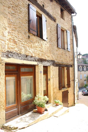 Exterior detail - Heart of medieval beau village Belves- townhouse with terrace and garden. (Belvès)
