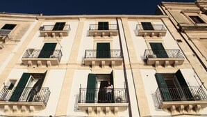 A multi-story building with balconies and green shutters. - Dimora di Ulisse (Syracuse)