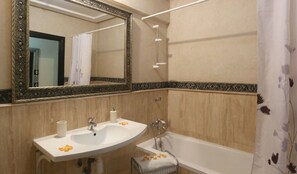 Baignoire, sèche-cheveux, serviettes fournies