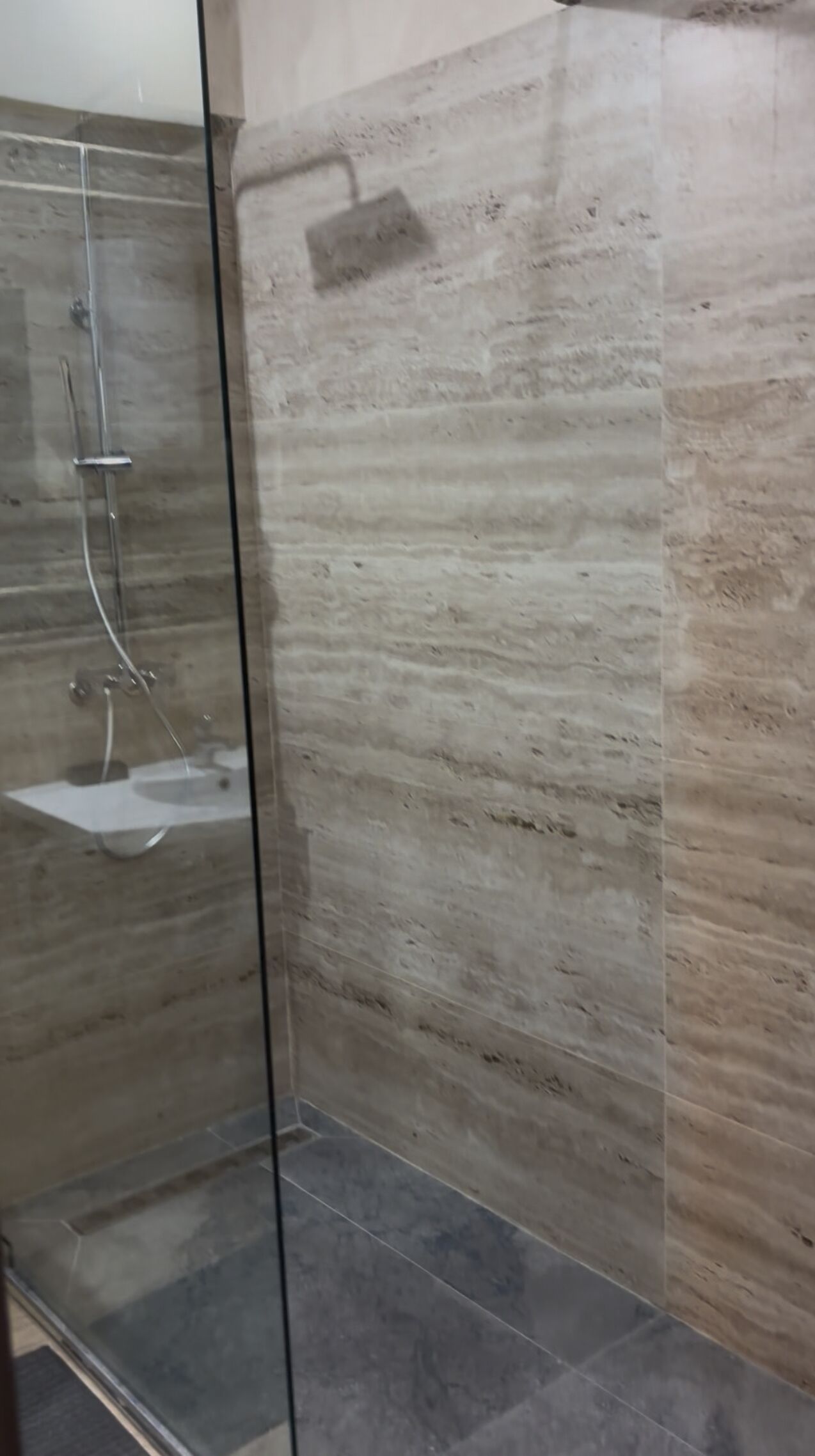 Baignoire, sèche-cheveux, serviettes fournies