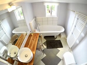 Familjehus - 2 queensize-sängar - icke-rökare - utsikt mot staden | Badrum | Gratis toalettartiklar, hårtork och handdukar